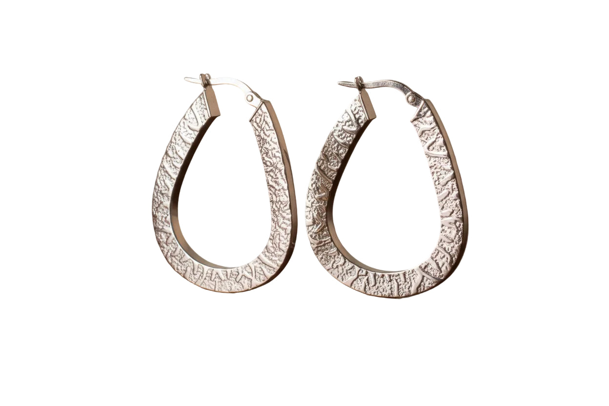 Λευκόχρυσος κρίκος σκουλαρίκι σε μορφή αχλαδιού με ανάγλυφη σαγρέ επιφάνεια, Κ14