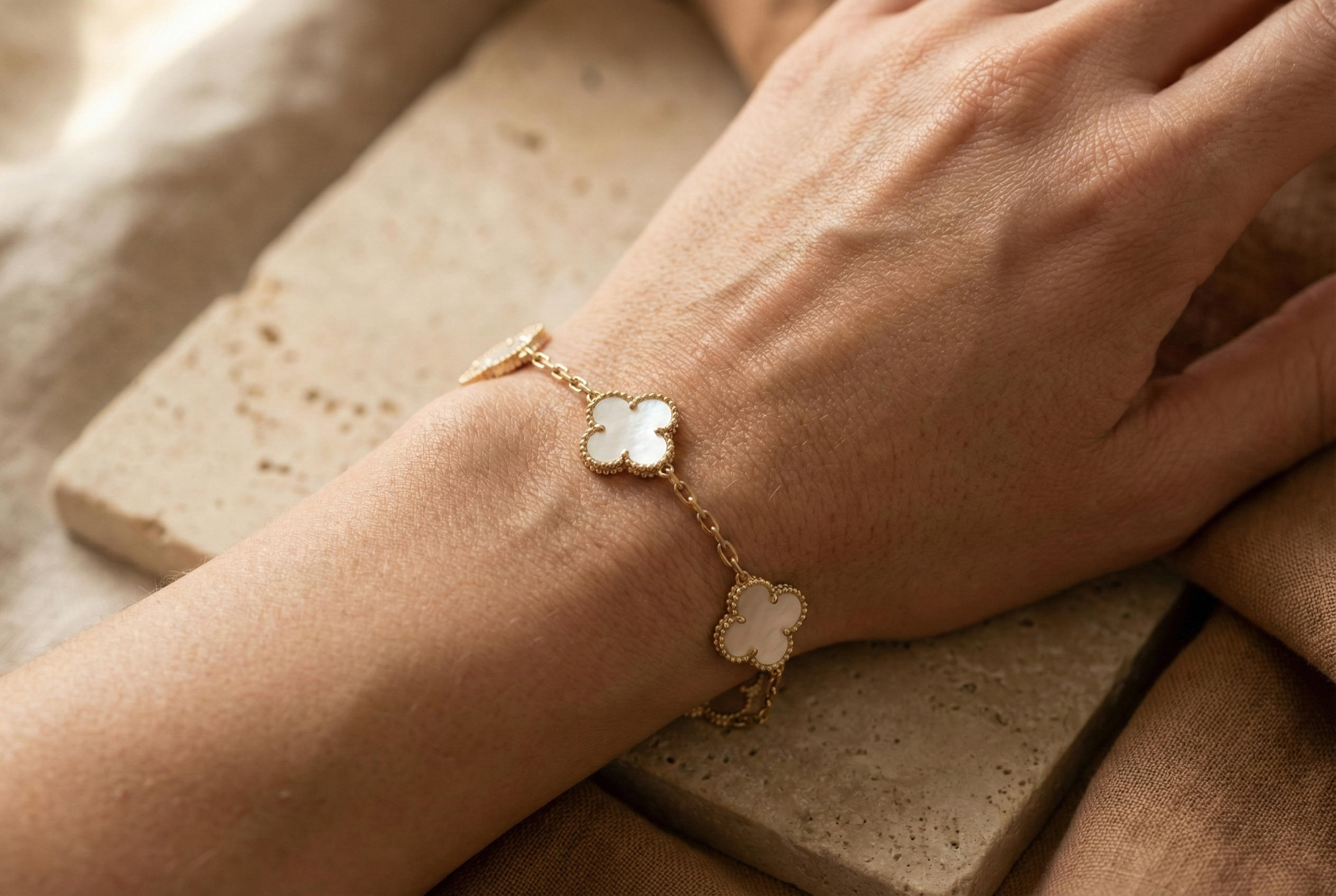 14K Gold Bracelet with 5 Mother-of-Pearl Elements (10 mm)